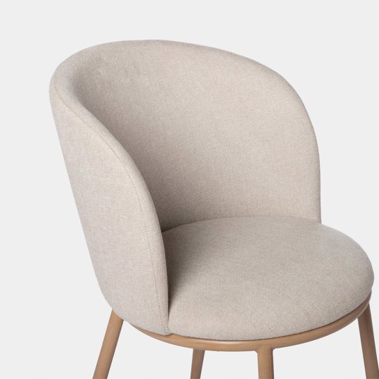 Silla tapizada beige con pata natural - Imagen 4