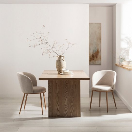Silla tapizada beige con pata natural - Imagen 3