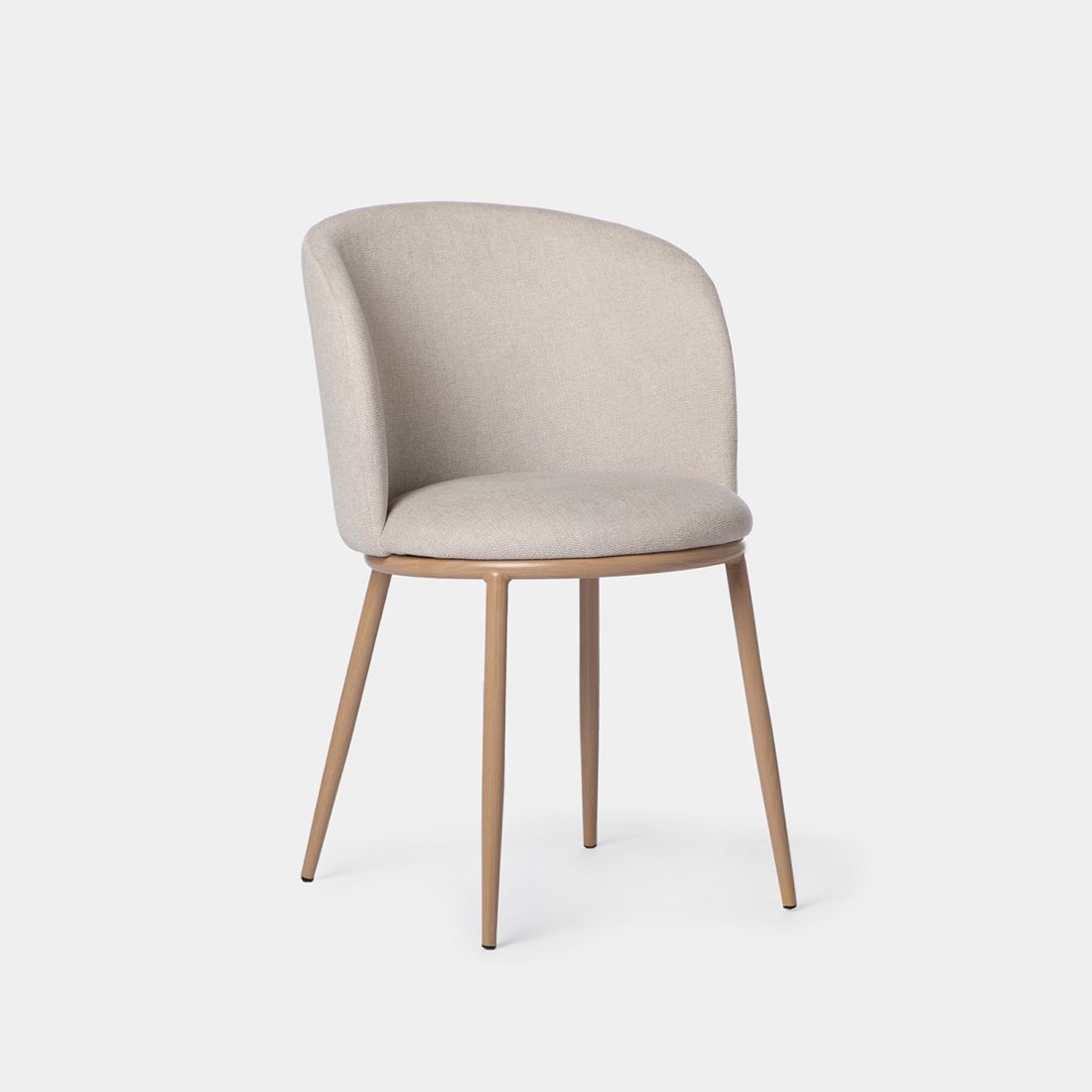 Silla tapizada beige con pata natural